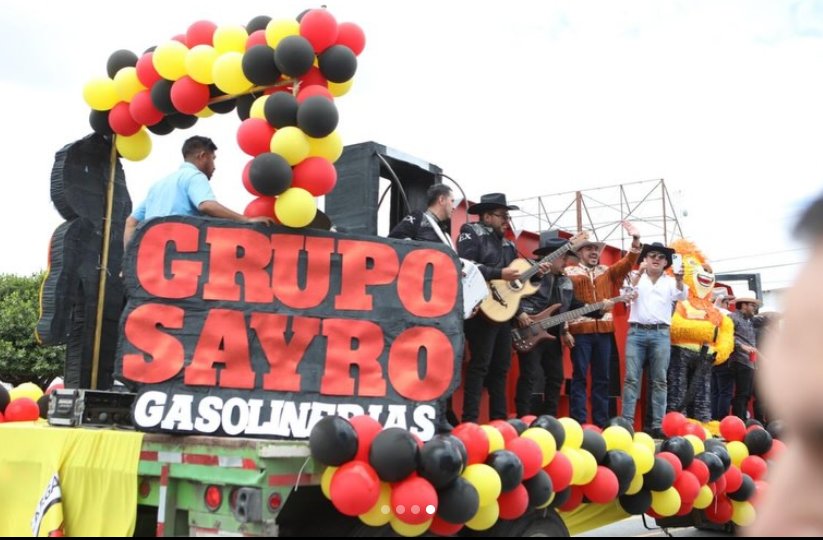 Equipo Grupo Sayro en evento comunitario con carro alegórico
