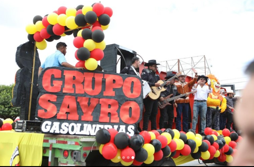 Equipo Grupo Sayro en evento comunitario
